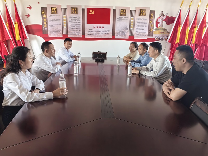 座谈会.jpg